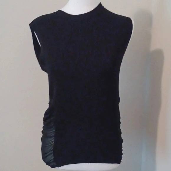 💙🌹Sleeveless black top with cute decor on the sides - Picture 5 of 9